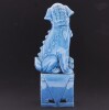 Lote 5 - CÃO DE FOO - Escultura em porcelana monocroma azul. Dim: 26 cm - 3