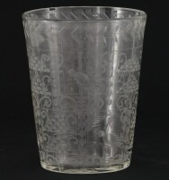 Lote 17 - JARRA EM VIDRO TRANSLUCIDO - Formato de vaso com decoração lapidada de pássaros e elementos vegetalistas. Dim: 21x17 cm