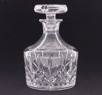 Lote 18 - GARRAFA DECANTER EM CRISTAL - Garrafa com rolha. Decoração lapidada. Dim: 18 cm