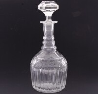 Lote 24 - GARRAFA DECANTER EM CRISTAL - Garrafa com rolha. Decoração lapidada. Dim: 29 cm