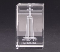 Lote 36 - CRISTO REI, CRISTAL - Esojo com pisa-papéis em cristal, decorado com imagem de "Cristo Rei, Lisboa". Dim: 8x5x5 cm