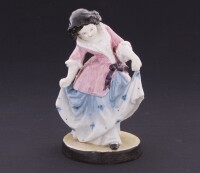 Lote 41 - DAMA ANTIGA - Escultura em porcelana com decoração policromada. Dim: 12 cm