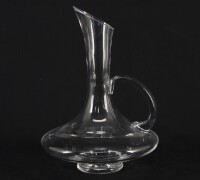 Lote 46 - DECANTER PARA VINHO - Em vidro translucido com pega recurvada. Dim: 30 cm