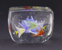 Lote 47 - PISA PAPÉIS EM VIDRO - Decoração com peixes policromados. Dim: 7x8,5x6 cm