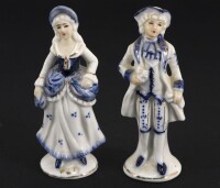 Lote 61 - FIGURAS EM PORCELANA - Par de figuras em porcelana com decoração em relevo a azul com dourados, Made in Japan. Dim: 9 cm