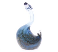 Lote 65 - CISNE EM VIDRO - Escultura em vidro representando figura de cisne com decoração policromada. Dim: 14,5 cm. Nota: provavelmente fabrico de Murano