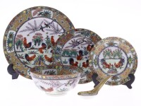 Lote 69 - LOUÇA PORCELANA CHINESA - Conjunto de 13 peças de louça chinesa, composta po 2 colheres,1 taça, 1 prato raso, 6 pratos de doce e 3 pires, decorção policromada com galos. Dim:: 27 cm. Nota com sinais de armazenamento