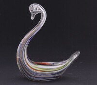 Lote 70 - CISNE EM VIDRO - Escultura em vidro representando figura de cisne com decoração policromada. Dim: 16 cm. Nota: provavelmente fabrico de Murano