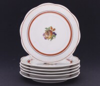 Lote 72 - PRATOS DOCE - Conjunto de 6 pratos de doce, em porcelana da marca Candal, com decoração policromada floral e friso a vermelho. Dim: 17 cm. Nota: com sinais de armazenamento