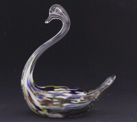 Lote 75 - CISNE EM VIDRO - Escultura em vidro representando figura de cisne com decoração policromada. Dim: 18 cm. Nota: provavelmente fabrico de Murano