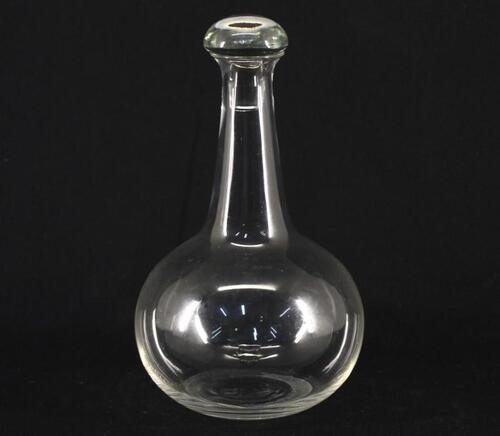 Lote 76 - GARRAFA DECANTER - Em vidro translucido de formato bojudo e colo alto com rolha. Dim: 26 cm