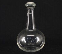 Lote 76 - GARRAFA DECANTER - Em vidro translucido de formato bojudo e colo alto com rolha. Dim: 26 cm