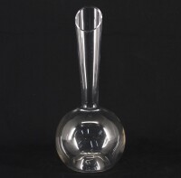 Lote 81 - GARRAFA DECANTER - Em vidro translucido de formato bojudo e colo alto. Dim: 36 cm