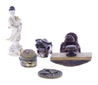 Lote 84 - MINIATURAS DECORATIVAS DIVERSAS - Conjunto de 6 peças em porcelana, metal, madeira, cerâmica e resina, composto por Kuan Yin, caixa, medalha, mata-borão, bizonte e figura oriental. Dim: 8 cm (maior)