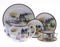 Lote 97 - SERVIÇO DE CHÁ CHINES - Serviço de chá em porcelana chinesa composto por 1 bule de chá, 2 chávenas de chá, 6 pires de chá, 6 pires de café, 12 pratos de bolo e 2 pratos rasos com decoração oriental . Nota com sinais de armazenamento, bule sem ta