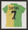 Lote 6 - CANTONA / MANCHESTER UNITED - Camisola Oficial de "Cantona 7" pelo Manchester United, AUTOGRAFADA. Dim: mancha 80x74 cm. Dim: moldura 87x82 cm. Nota: proveniente de colecção particular