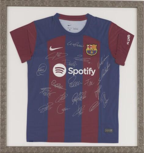 Lote 9 - FOOTBALL CLUB BARCELONA - Camisola Oficial do Football Club Barcelona, AUTOGRAFADA pela equipa, Nike. Dim: mancha 80x74 cm. Dim: moldura 87x82 cm. Nota: proveniente de colecção particular