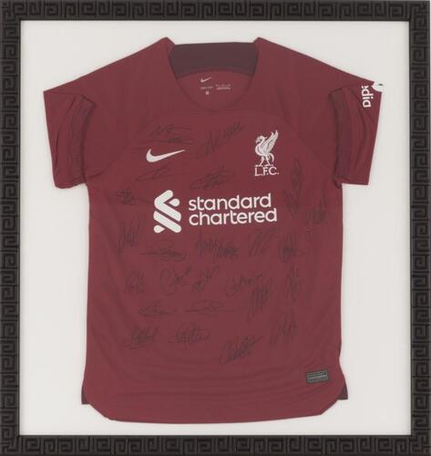 Lote 11 - LIVERPOOL FOOTBALL CLUB - Camisola Oficial do Liverpool Football Club, AUTOGRAFADA pela equipa, Nike. Dim: mancha 80x74 cm. Dim: moldura 87x82 cm. Nota: proveniente de colecção particular