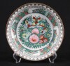 Lote 47 - PRATO FUNDO EM PORCELANA CHINESA - Decoração policromada com flores e borboletas. Dim: 23,5 cm. Nota: marcado na base