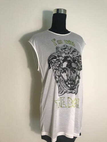 Lote 67 - VERSACE, BLUSA/T-SHIRT MEDUSA - Made in Italy, modelo sem mangas em tecido 23% seda de tom marfim, frente com estampado Medusa e inscrição "I`m With The Band!!". Manufactured and Certifield by Versace. CLG 203 523 016 157. Com pvp de 185€. Taman