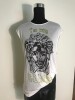 Lote 67 - VERSACE, BLUSA/T-SHIRT MEDUSA - Made in Italy, modelo sem mangas em tecido 23% seda de tom marfim, frente com estampado Medusa e inscrição "I`m With The Band!!". Manufactured and Certifield by Versace. CLG 203 523 016 157. Com pvp de 185€. Taman - 2