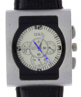 Lote 3283 - Relógio de pulso de senhora marca Ieke, caixa em aço 40x45 mm, movimento quartz, mostrador em branco com marcadores e numeração árabe. Bracelete em material sintético cor preto. Nota: Sinais de uso a funcionar.