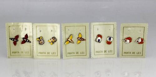 Lote 1144 - Conjunto de 10 Brincoss em prata de lei ( 2 com galo de crista laranja, 2 passaro de popa laranja, 2 leão amarelo, 2 libelinha de asa vermelha e 2 libelinha de asa amarela ) como novo