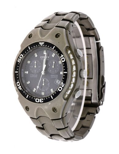 Lote 1 - 95 - CITIZEN, RELÓGIO DE PULSO - Modelo Eco Drive Titanium. Caixa em titanium com 42 mm e bracelete em titanium. Movimento de quartzo. Mostrador com marcadores, data às 4 horas e quadrantes sendo um multifunções. Nota: não funciona por possível f