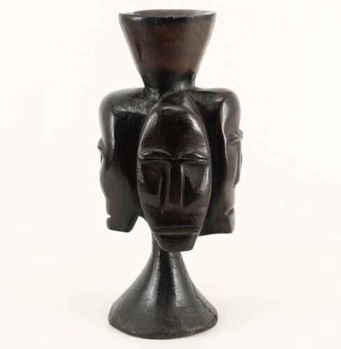 Lote 14 - ARTE AFRICANA, ROSTOS - Escultura em madeira exótica maciça entalhada, representando "4 Rostos". Dim: 34 cm