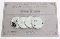 Lote 27 - PORTUGAL, 4 MOEDAS DE 200 ESCUDOS EM PRATA PROOF 925, ANO 1996 - Moeda da República Portuguesa da série Descobrimentos Portugueses - VII, "Navegando no Mar da China". Peso indicativo unitário: 26,5 g. Dim: 36 mm (diâmetro). Nota: em estojo origi