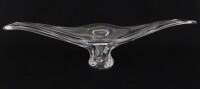 Lote 33 - SÉVRES FRANCE, CENTRO DE MESA EM CRISTAL - Modelo escultural em cristal translúcido, marca gravada na base. Modelo similar à venda por € 1.036. Dim: 23x93x24 cm. Nota: sinais de uso, apresenta pequena falha na base. Consultar valor indicativo em