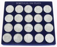 Lote 38 - COLECÇÃO PORTUGAL EM PRATA - Colecção de 20 medalhas em prata portuguesa 925 alusivas às 25 Cidades Capitais de Distrito. Anverso com o brasão da Cidade e reverso com um monumento emblemático da mesma. Peso total : 150 g (aprox.). Dim: 30 mm (di