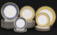 Lote 41 - VISTA BY VISTA ALEGRE, PARTE DE SERVIÇO DE JANTAR - Conjunto de 35 peças em porcelana marcada na base, decoração Canárias em tom azul e amarelo, composto por prato de servir, 11 pratos de sopa, 12 rasos, 6 de sobremesa e 5 de doce. Dim: 32 cm (p