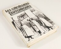 Lote 21 - LES CHEVALIERS TEUTONIQUES - Laurent Dailliez, Paris, Librairie Académique Perrin, 1979. Ilustrações em extra-texto. Bonita encadernação editorial, fazendo-se acompanhar de ambas as sobrecapas de protecção. Nota: miolo limpo; residuais picos de 