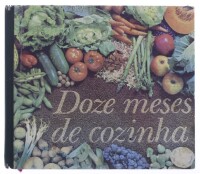 Lote 23 - "DOZE MESES DE COZINHA", LIVRO - Livro "Doze meses de cozinha", edição Selecções do Reader´s Digest, 1978, capa dura. Dim.: 23x26 cm. Nota: com sinais de armazenamento, contêm anotações do anterior dono