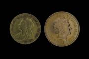 Lote 3217 - Conjunto de duas moedas em ouro, Libra ELIZABETH II de 2001 e Meia Libra Rainha VICTORIA de 1897, em estado Sob e MBC.