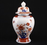 Lote 177 - POTE EM PORCELANA - Pote em pocelana, com decoração "Imari", policromada, marcada na base. Dim.: 37 cm.