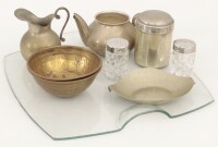 Lote 199 - CONJUNTO DIVERSO - Composto de cerca de 50 peças em casquinha, metal, latão faiança e vidro entre travessas, bases de pirex, saleiros, caneca, castiçal, palmatória serviço de chá e outros. Dim: 26,5 cm (base maior). Nota: sinais de uso e alguns