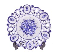 Lote 80 - R.C.& Cª LDA., PRATO DECORATIVO EM FAIANÇA - Decoração floral pintada à mão a azul, bordo vazado e recortado com motivos vegetalistas, marcado na base, Juncal, Porto de Mós. Dim: 29 cm. Nota: sinais de uso