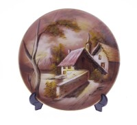 Lote 52 - R.B. ALCOBAÇA, PRATO DECORATIVO EM FAIANÇA - Decoração policromada com "Paisagem", bordo com friso dourado, marcado na base. Dim: 29 cm. Nota: sinais de uso