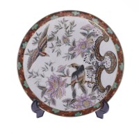 Lote 120 - PRATO DE SERVIR EM PORCELANA ORIENTAL - Decoração policromada com flores e pássaros, com ornamentos dourados, marcado na base. Dim: 30 cm. Nota: sinais de uso