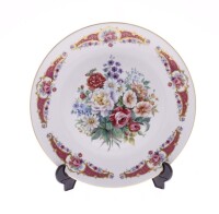 Lote 260 - T. LIMOGES/LIS, PRATO EM PORCELANA DE ARTE - Decorado à mão com motivos florais policromados, com ornamentos dourados, marcado na base. Dim: 32 cm. Nota: sinais de uso