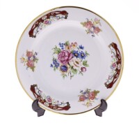 Lote 257 - LIMOGES/BESTEIRO, PRATO DE SERVIR EM PORCELANA - Decoração estilo Limoges com motivos florais policromados, com ornamentos dourados, marcado na base. Dim: 32 cm. Nota: sinais de uso