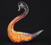 Lote 93 - CISNE DECORATIVO EM VIDRO MURANO - Decoração relevada e policromada. Dim: 15 cm