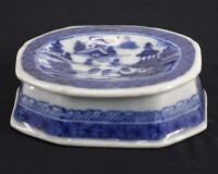 Lote 162 - SALEIRO EM PORCELANA - Decoração "Cantão" com paisagem oriental a azul. Dim: 3x8,5x6,5 cm