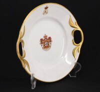 Lote 141 - VISTA ALEGRE, PRATO DE TORRADAS ARMORIADO EM PORCELANA - Prato com decoração policromada e dourada com as Armas Reais Portuguesas e pegas vazadas. Dim: 24x25,5 cm. Nota: edição para o Palácio nacional da Ajuda. Marcado na base