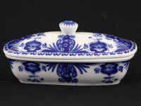 Lote 215 - CAIXA DE ESCOVAS DE DENTES EM PORCELANA - Caixa com tampa. Decoração floral a azul. Dim: 8x20x9,5 cm. Nota: marcada Viana do Castelo