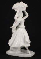 Lote 44 - VENDEDORA DE FRUTA - Escultura em porcelana monocroma branca. Dim: 25 cm