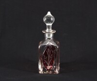 Lote 193 - GARRAFA DECANTER - Em vidro translucido e bordeaux com decoração lapidada. Dim: 28 cm