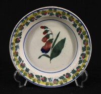 Lote 222 - PRATO EM FAIANÇA PORTUGUESA SÉC. XIX - Decoração floral policromada. Dim: 20,5 cm